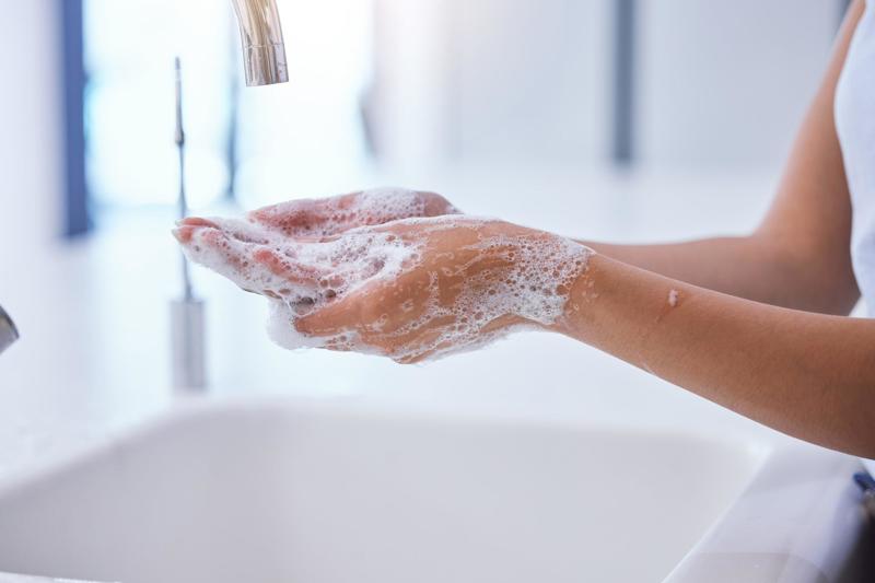 rửa tay cho bé để giữ vệ sinh