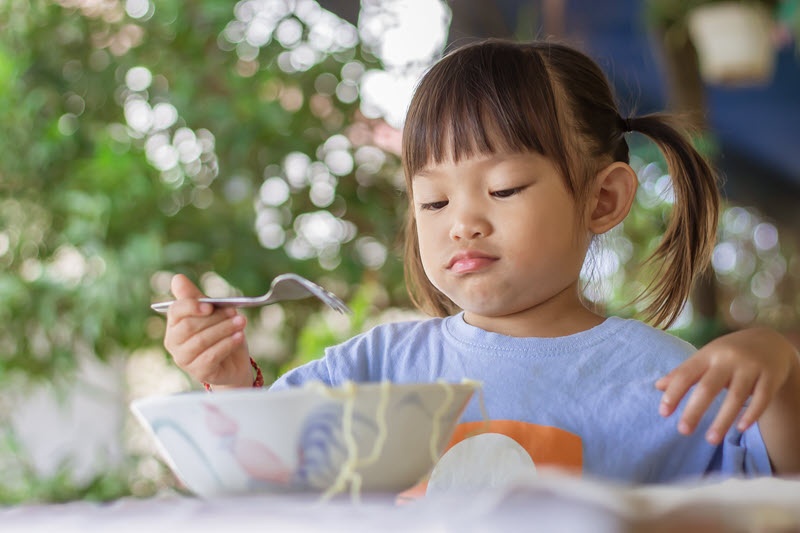 trẻ biếng ăn chậm tăng cân