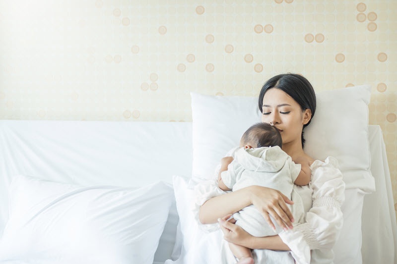 trẻ ọc sữa có sao không