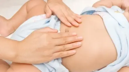 trẻ sơ sinh đi phân lỏng
