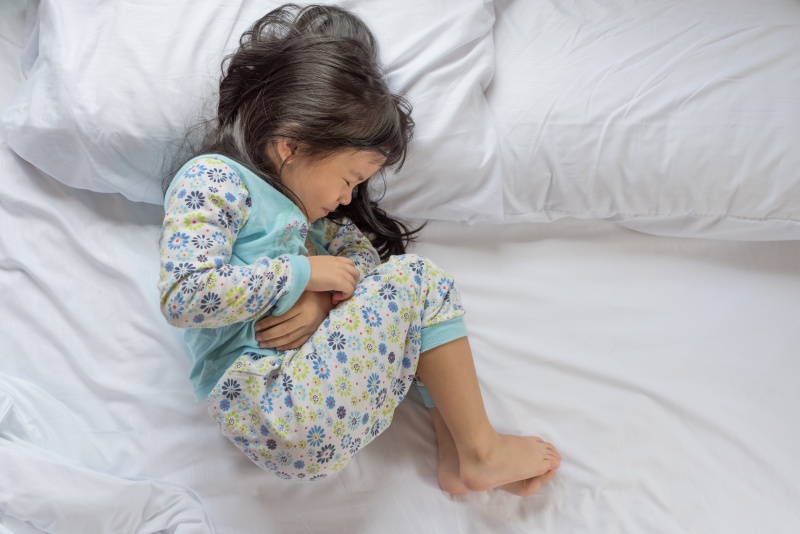 Đau bụng là triệu chứng nhiễm khuẩn đường ruột trẻ em