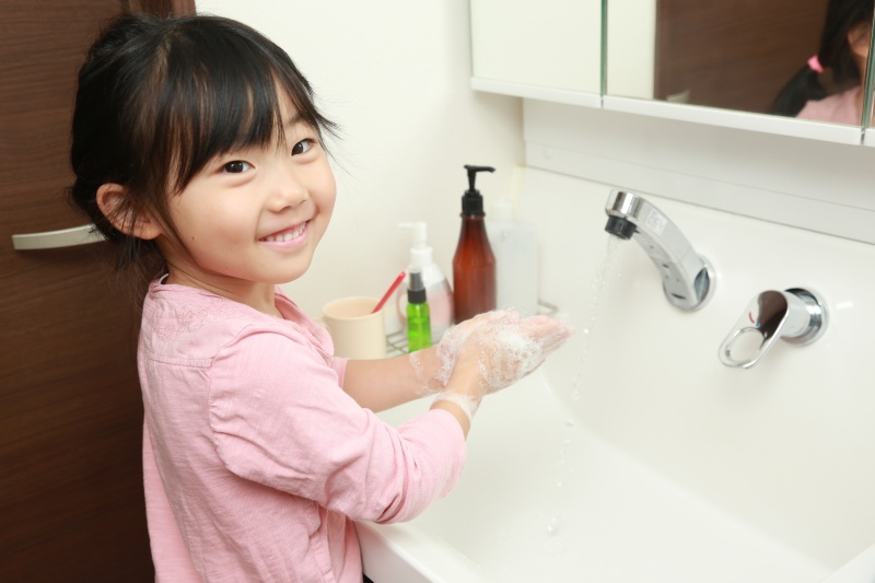 Dạy con rửa tay đúng cách phòng tránh nhiễm khuẩn đường ruột ở trẻ