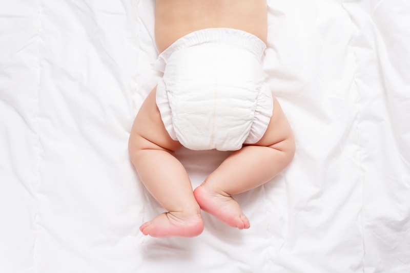 Cách trị đầy hơi cho trẻ sơ sinh là hỗ trợ con tập đạp xe