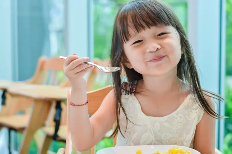 Vai trò của sữa tốt cho hệ tiêu hóa của trẻ 1 tuổi là giúp con phát triển toàn diện.