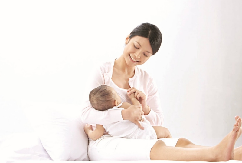 Tư thế cho con bú đúng giảm tình trạng sôi bụng ở trẻ sơ sinh
