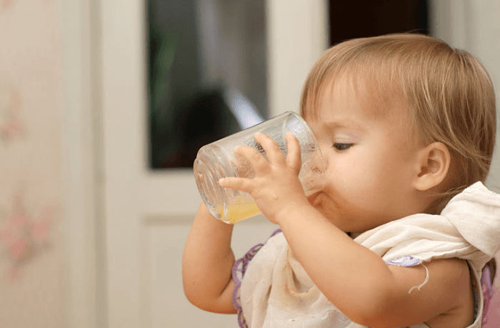 đừng cho bé uống quá nhiều nước