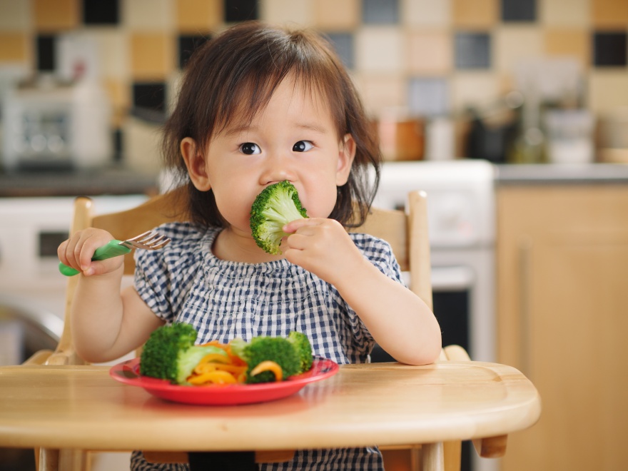 Cách tăng đề kháng cho bé là cho con ăn uống hợp lý
