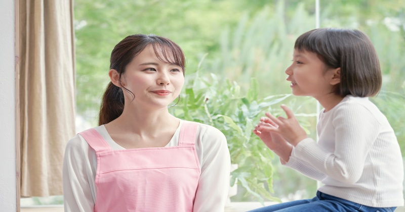 Trò chuyện thường xuyên giúp trẻ duy trì tinh thần thoải mái