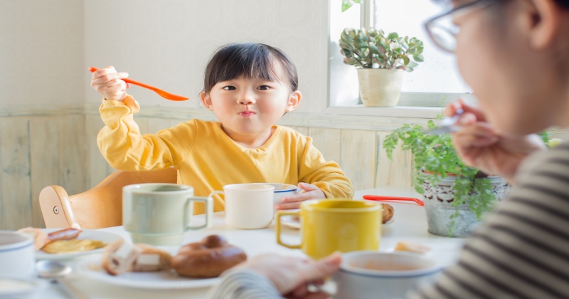 Chế độ ăn uống khoa học hỗ trợ tăng đề kháng cho bé.