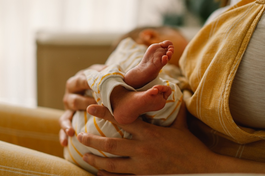 Cải thiện trẻ sơ sinh bị đầy hơi bằng cách đung đưa con trong vòng tay
