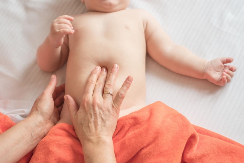 massage bụng cho bé