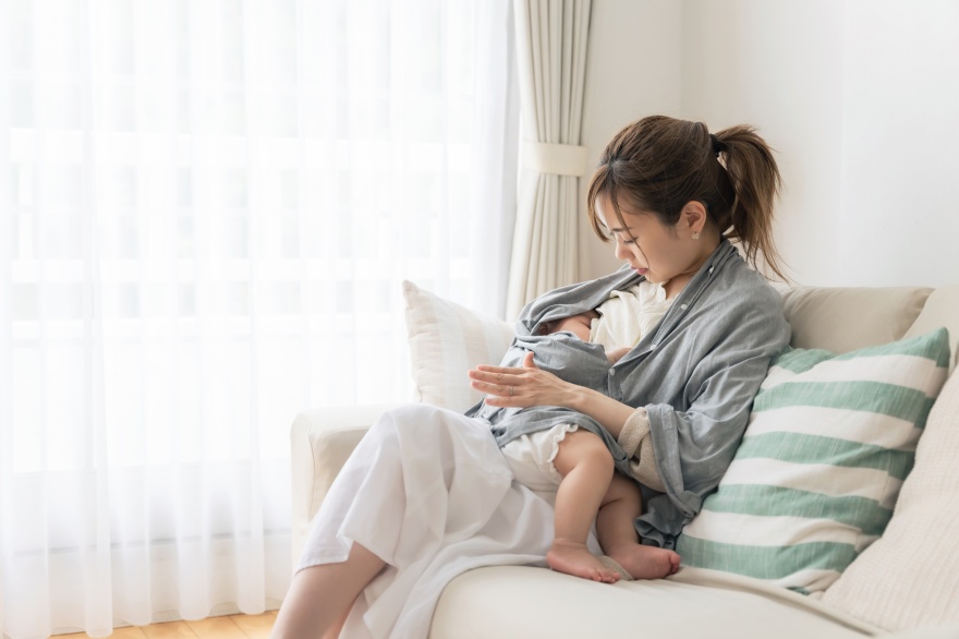 Trẻ sơ sinh bị đầy hơi nên làm gì? Mẹ cần điều chỉnh lượng sữa phù hợp