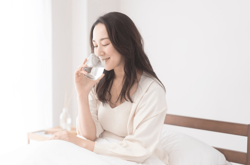 Phụ nữ nuôi con bú sữa mẹ cần uống 2.2 lít nước mỗi ngày
