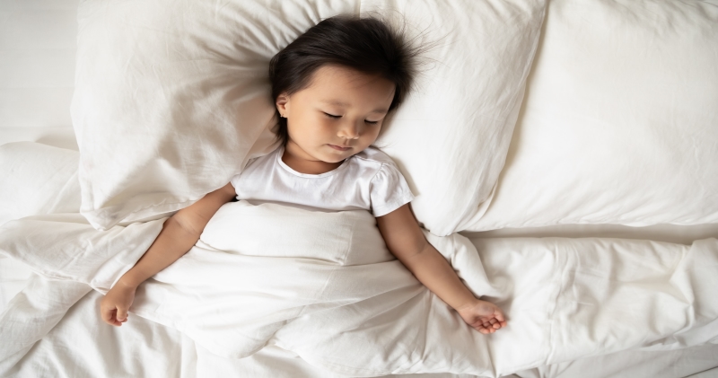 Ngủ đủ giấc hỗ trợ tăng sức đề kháng cho trẻ hay ốm vặt.