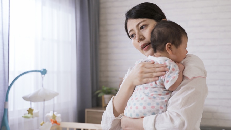 Nguyên nhân trẻ bị đầy hơi có thể do chế độ ăn uống của mẹ