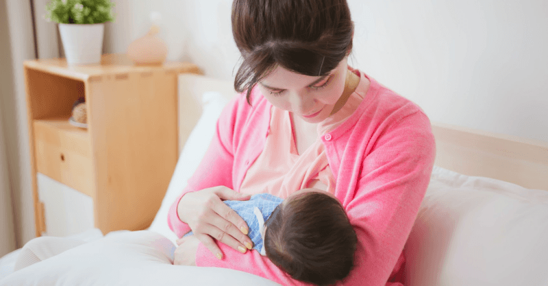 Tư thế cho con bú đúng giúp cải thiện tình trạng sôi bụng