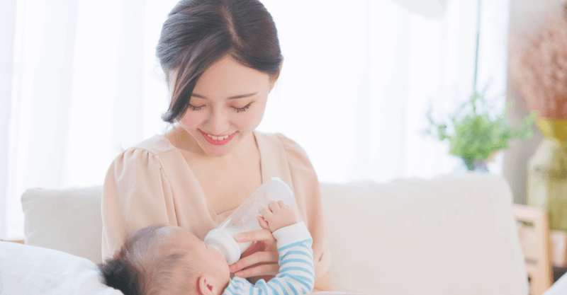 Tư thế cho trẻ bú đúng ngăn ngừa trẻ sơ sinh bị sôi bụng