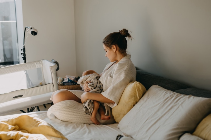 Tư thế cho con bú đúng hỗ trợ ngăn ngừa tình trạng nôn trớ
