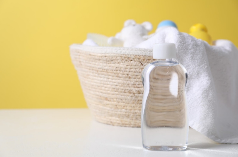 Mẹ chuẩn bị các dụng cụ cần thiết để massage bụng cho bé