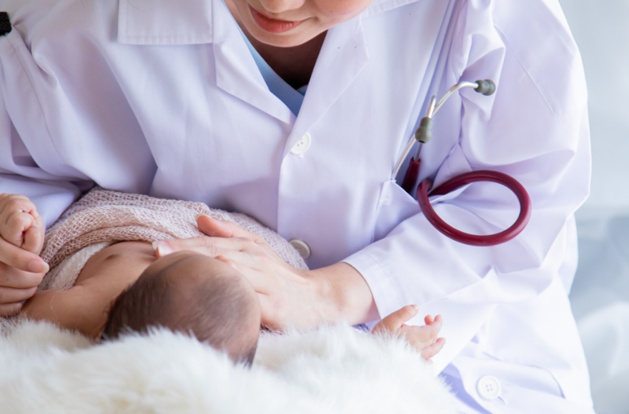 Dấu hiệu trẻ sơ sinh bị rôm sảy cần được đưa đi khám kịp thời