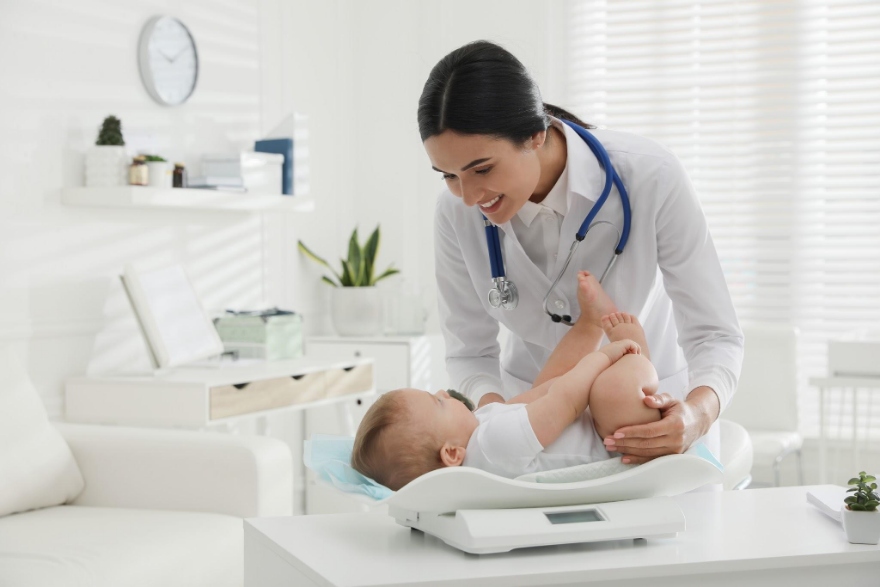 Trẻ sơ sinh nghẹt mũi khò khè thăm khám khi có dấu hiệu bất thường