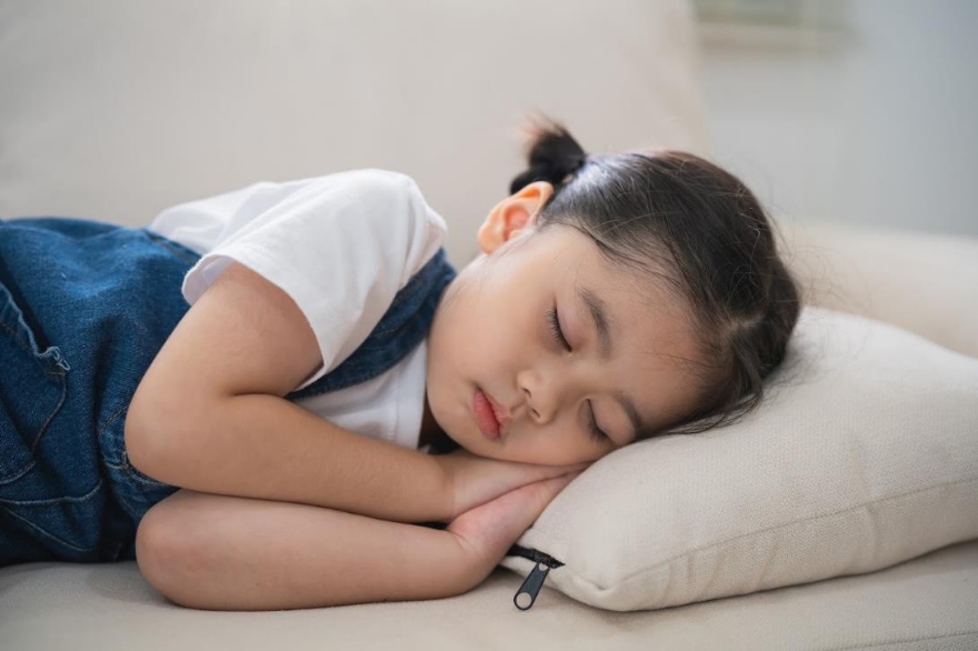 Trẻ nhỏ và bé sơ sinh thở khò khè khi ngủ có thể do sinh lý
