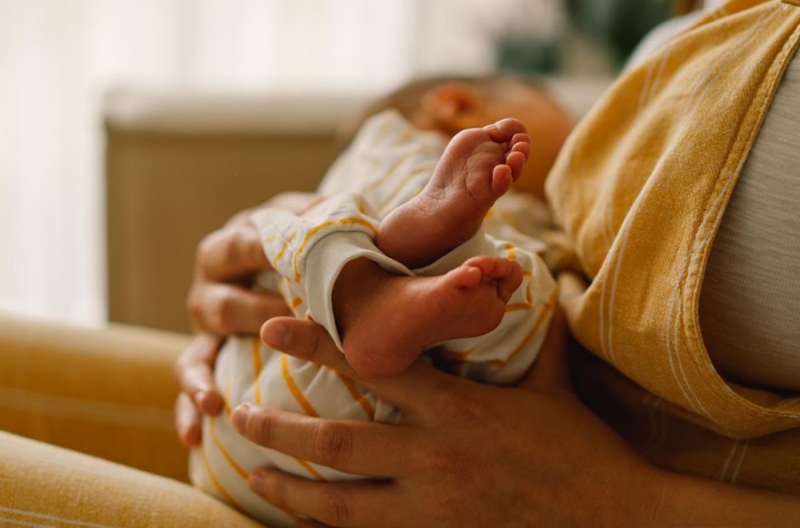 em bé sơ sinh bị khụt khịt mũi có thể do cảm lạnh