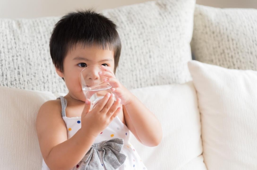 uống đủ nước hỗ trợ giảm tình trạng 'trẻ khò khè khi ngủ