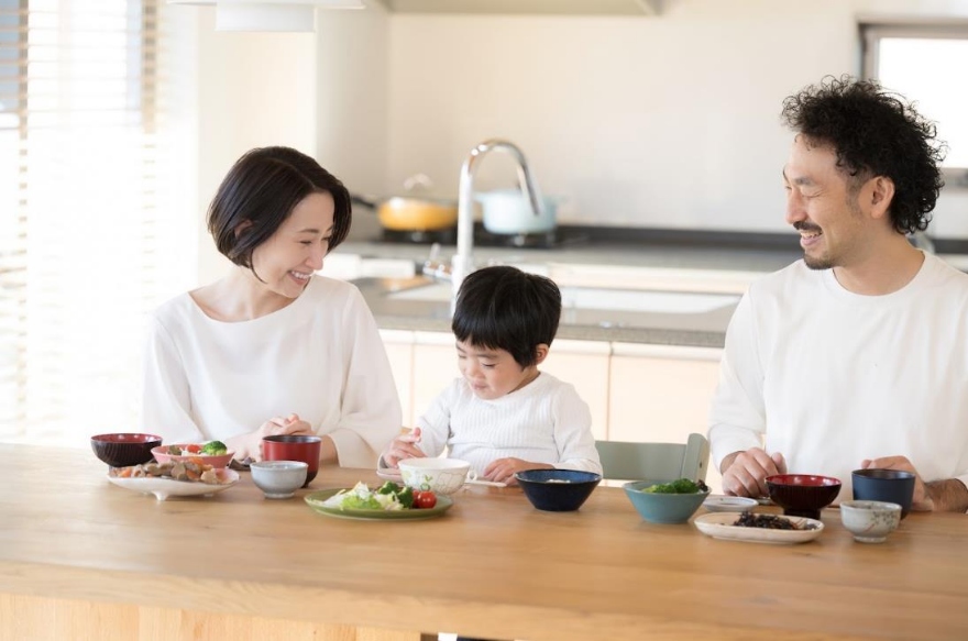 Cho trẻ ăn uống đa dạng và cân đối để tăng đề kháng