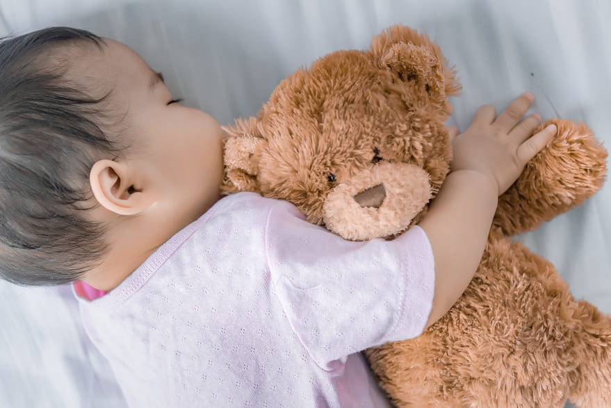 Mặc quần áo thoải mái cũng là cách giảm nôn trớ cho trẻ sơ sinh
