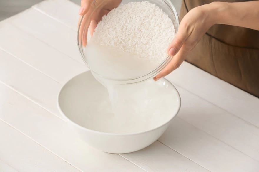 Nước vo gạo nấu chín cũng là mẹo chữa nôn trớ ở trẻ