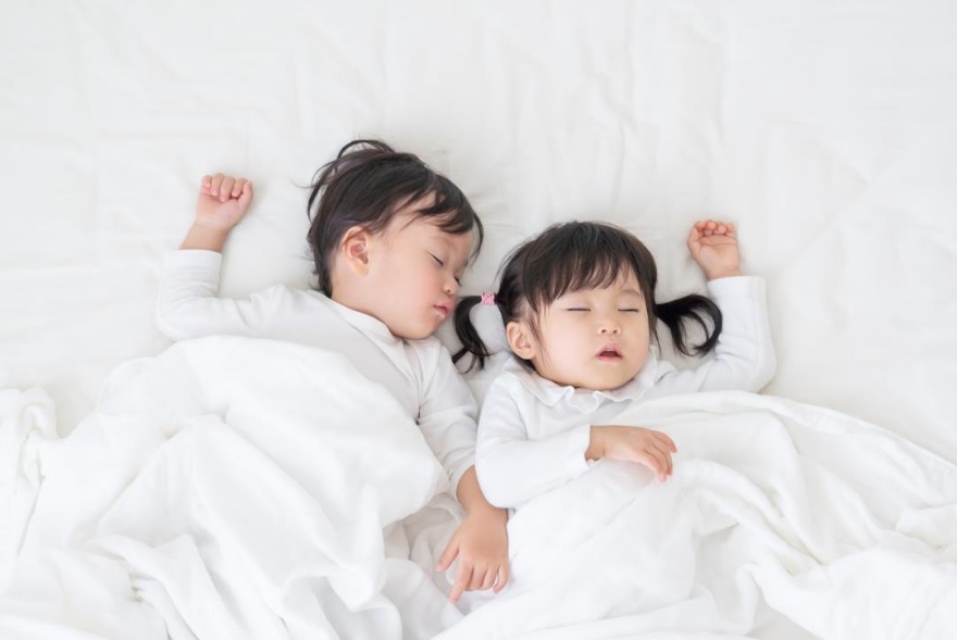 trẻ sơ sinh thở khò khè khi ngủ có thể do mềm sụn thanh quản