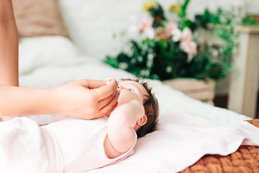 Nhỏ nước muối sinh lý làm loãng dịch nhầy trong mũi bé