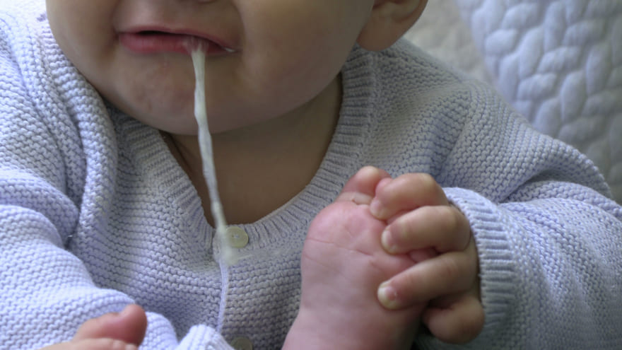 Tìm hiểu nguyên nhân và mẹo trị ọc sữa cho trẻ sơ sinh