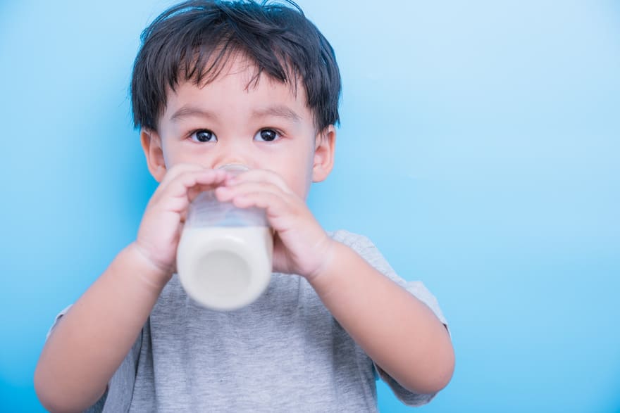Mẹo trị ọc sữa cho trẻ sơ sinh là chia nhỏ cữ uống sữa