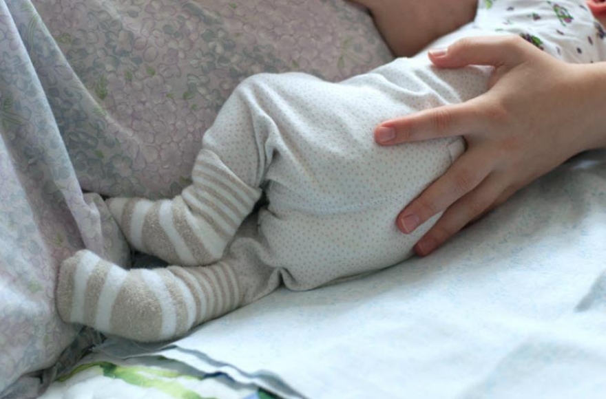 Mẹ nên tăng cữ bú để bổ sung nước khi bé khụt khịt mũi