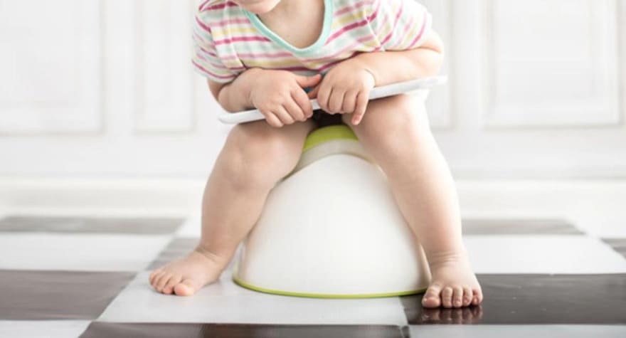 Trẻ nhỏ và trẻ sơ sinh bị đầy bụng có thể là do táo bón
