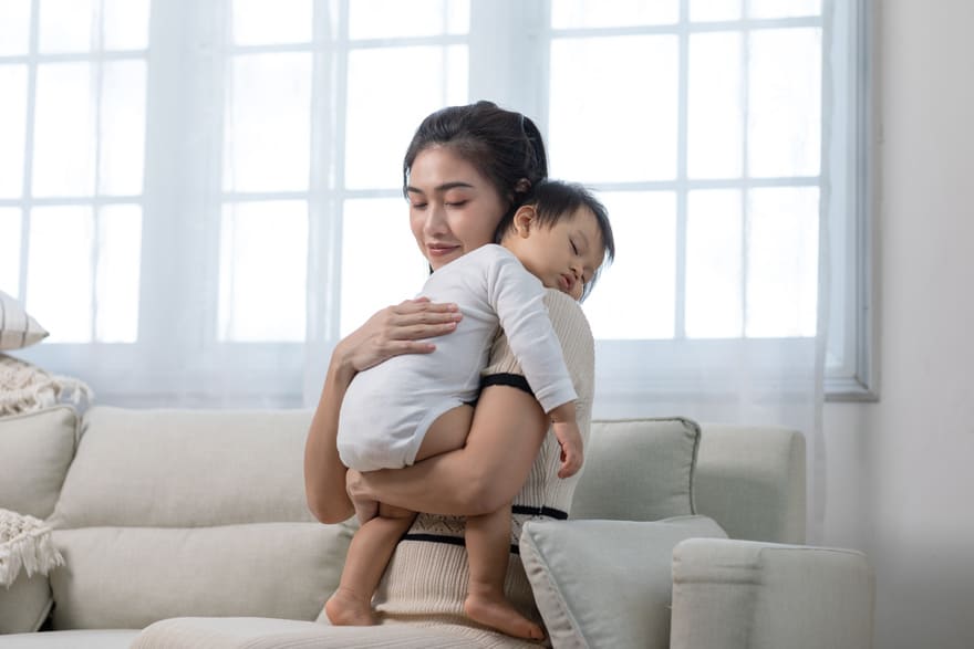 Mẹ nên vỗ ợ hơi khi trẻ sơ sinh 1 tháng tuổi bị đầy bụng