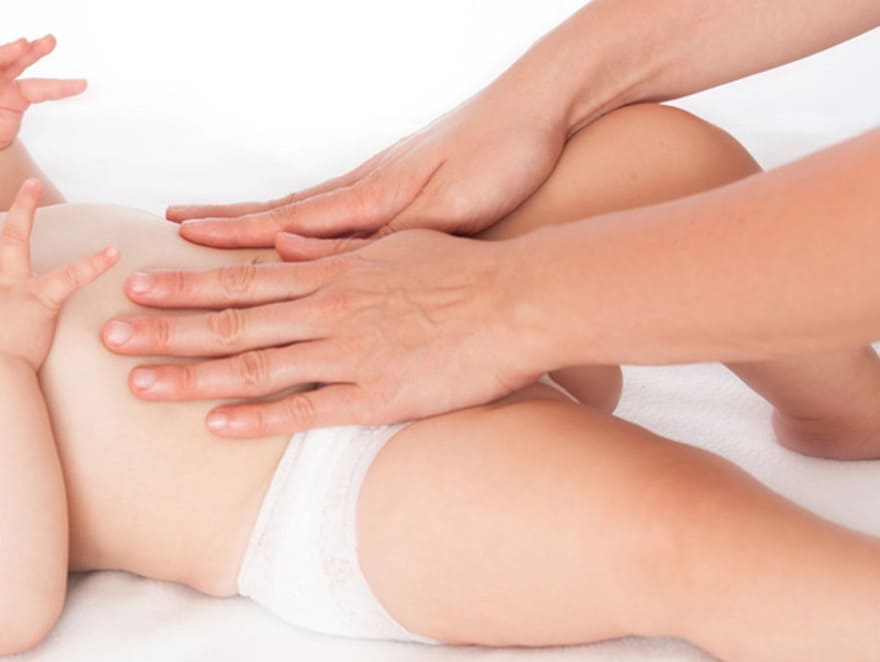 Khi trẻ sơ sinh bị đầy bụng xì hơi nhiều mẹ nên massage bụng bé