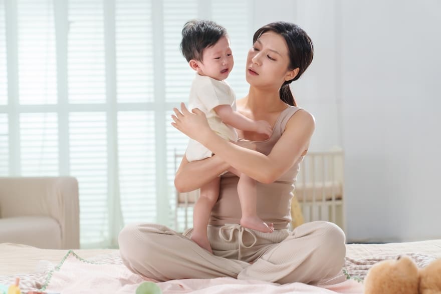 Trẻ sơ sinh bị ọc sữa và thở khò khè do viêm đường hô hấp