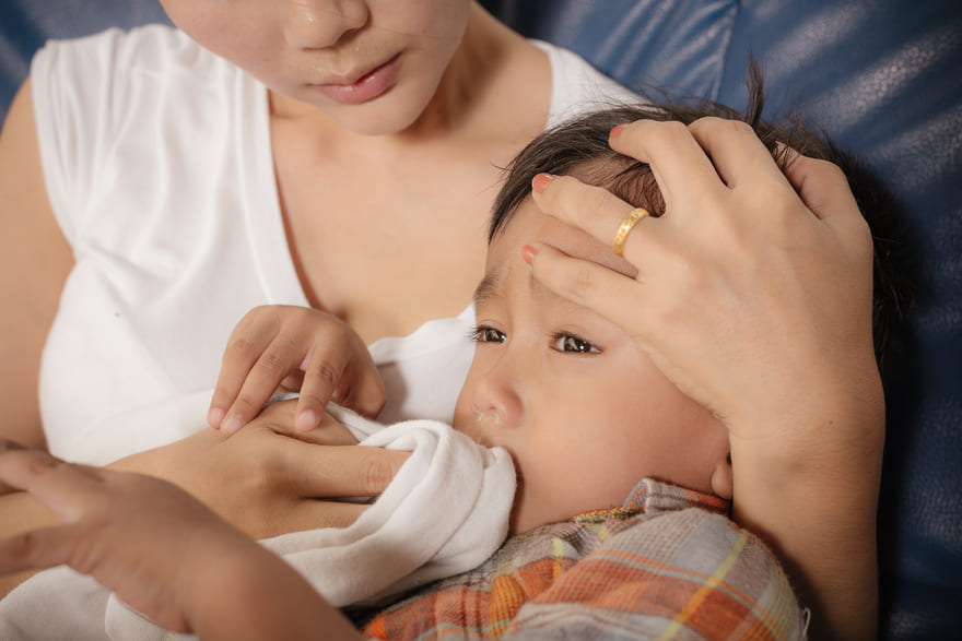 Mẹ xử trí tại chỗ khi trẻ sơ sinh bị sặc sữa thở khò khè