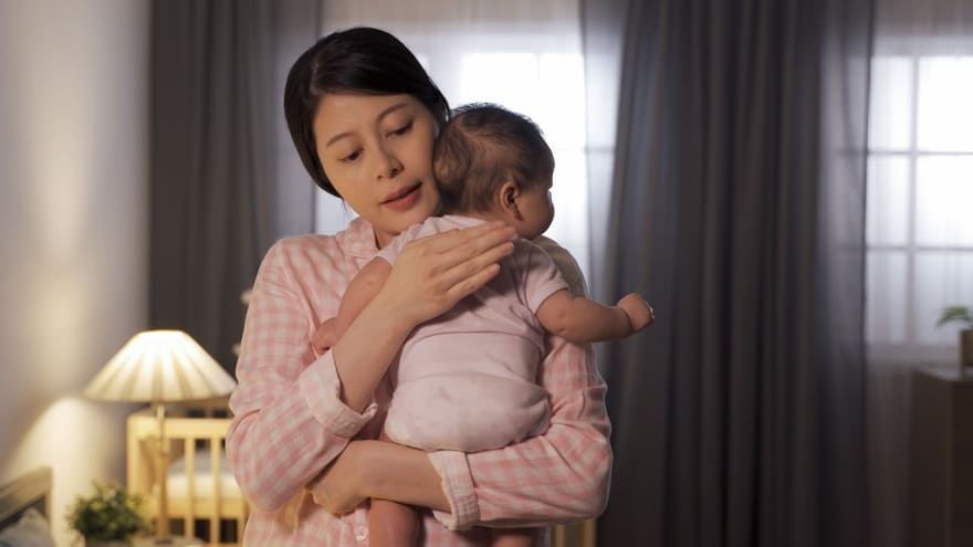Vỗ ợ hơi cho trẻ sơ sinh ọc sữa và thở khò khè