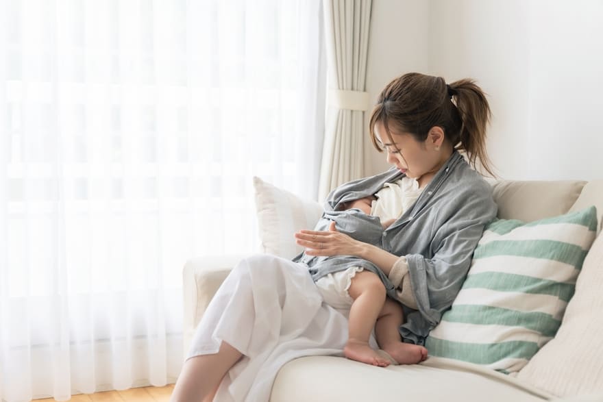 Trẻ sơ sinh bị trớ sữa còn có thể là do bệnh lý