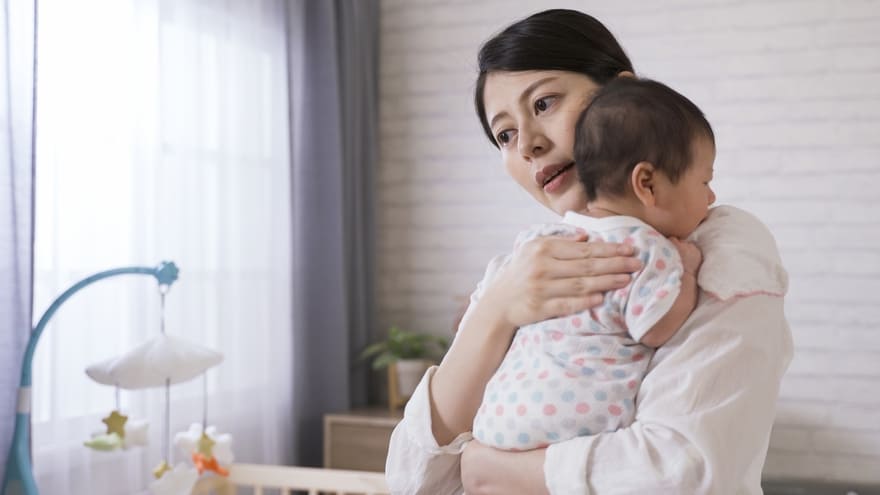 Vỗ ợ hơi là cách tránh tình trạng trẻ sơ sinh ăn xong bị trớ