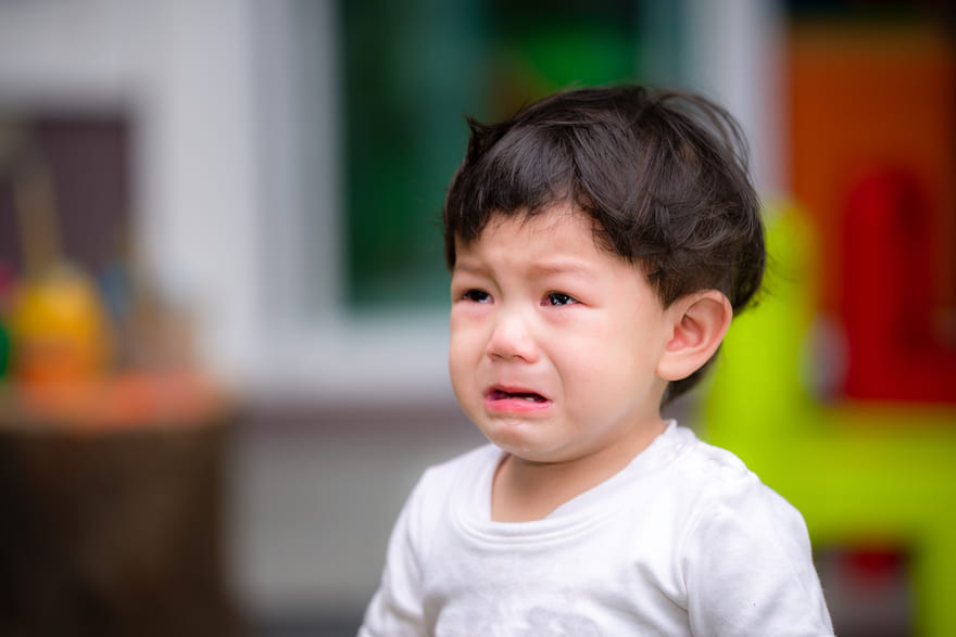 Trẻ sơ sinh nôn trớ nhiều kèm quấy khóc mẹ nên đưa con đi khám