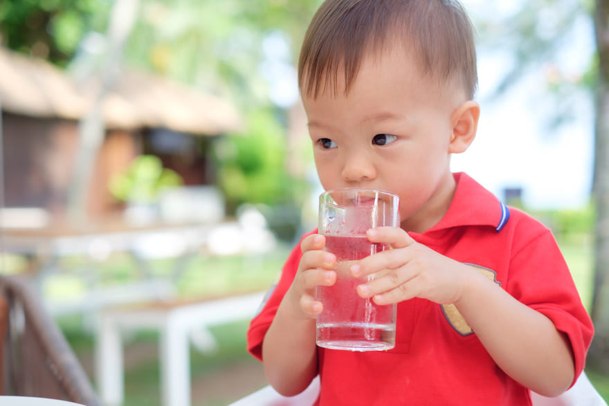 Để giảm tình trạng trẻ bị trớ nhiều mẹ nên cho con uống đủ nước