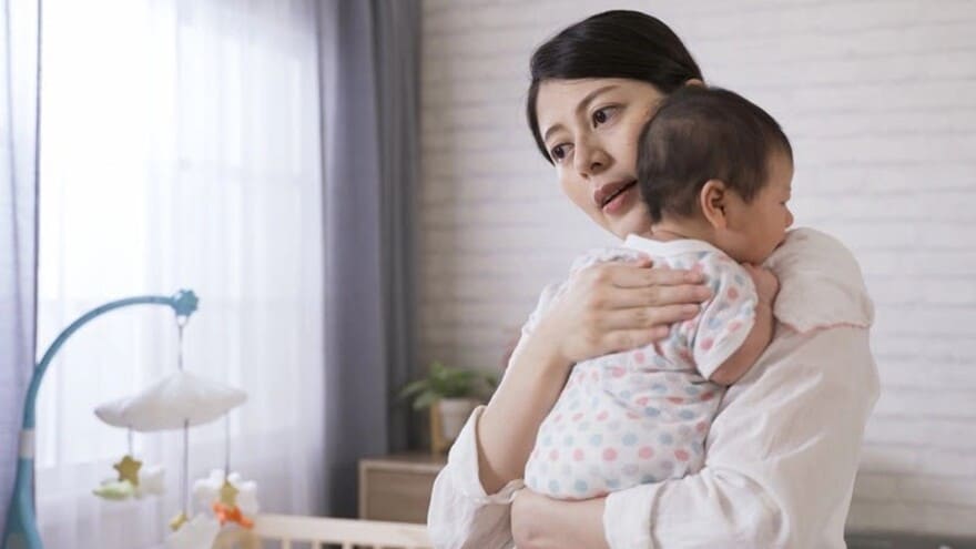 Trẻ sơ sinh ọc sữa nhiều lần trong ngày do hệ tiêu hóa non yếu
