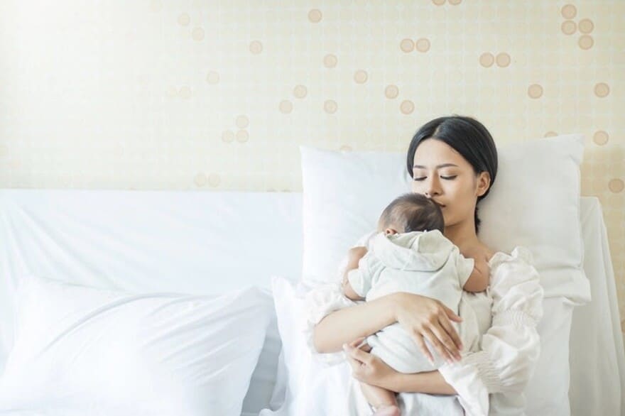 Trẻ sơ sinh ọc sữa nhiều có sao không? Mẹ cần theo dõi thêm