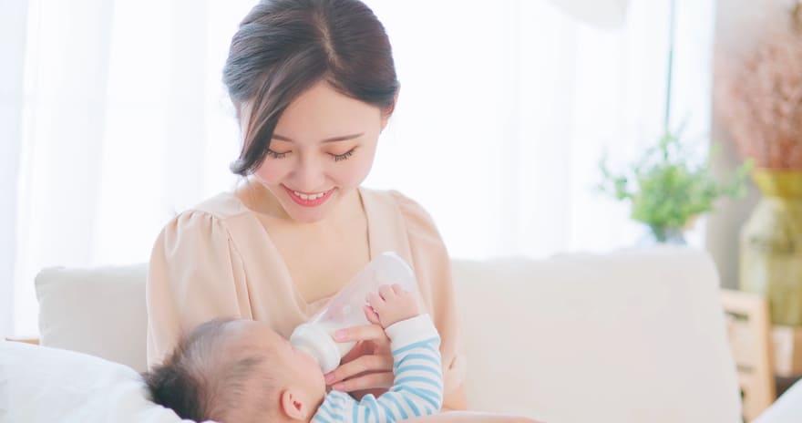 Cho trẻ sơ sinh ọc sữa nhiều lần trong ngày uống sữa đúng tư thế