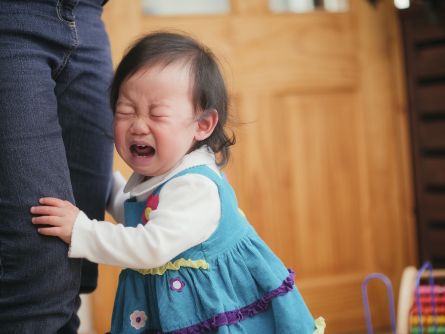 Biểu hiện sôi bụng ở trẻ sơ sinh thường kèm theo quấy khóc.